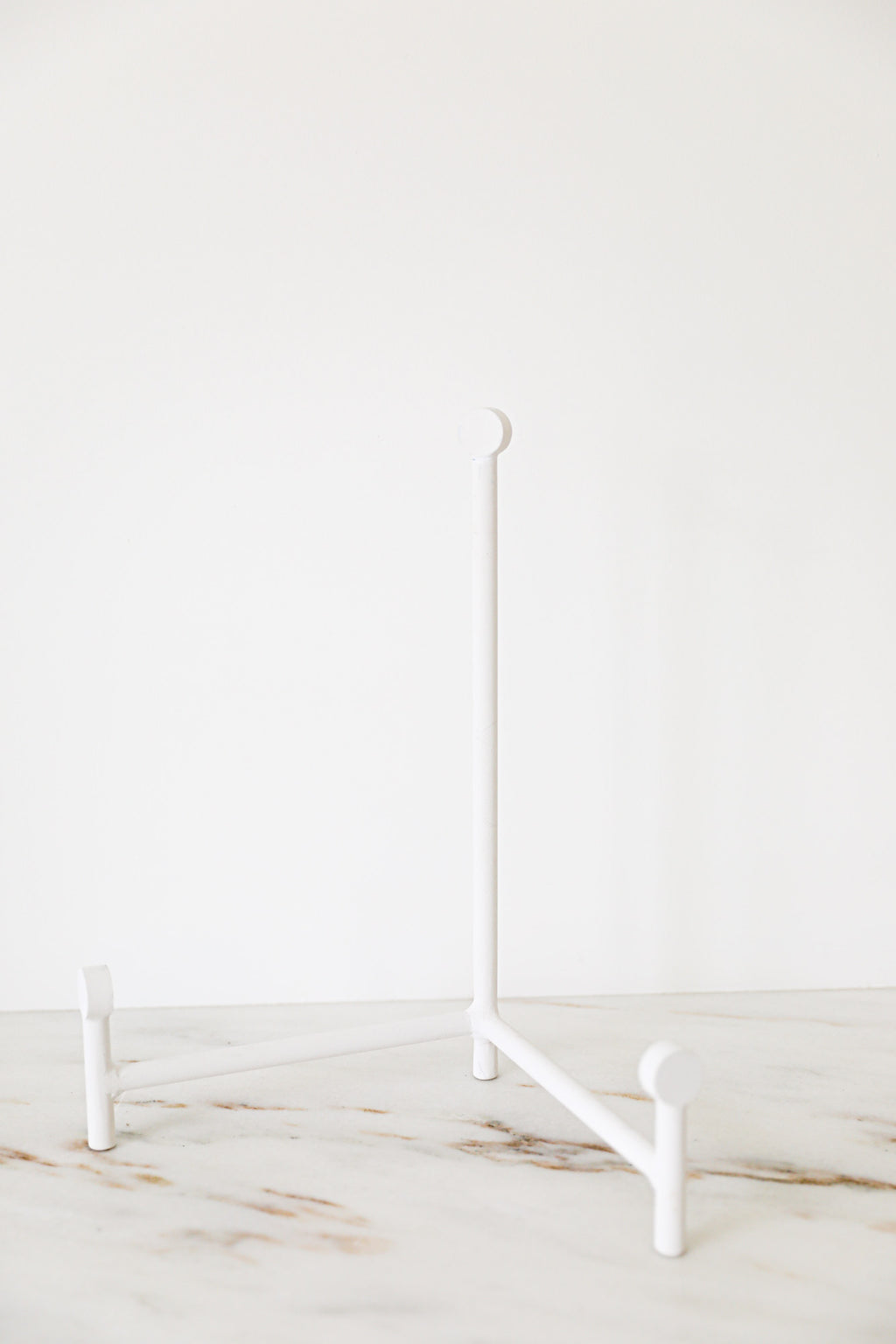 WHITE PLASTER ROUNDED EDGE EASEL